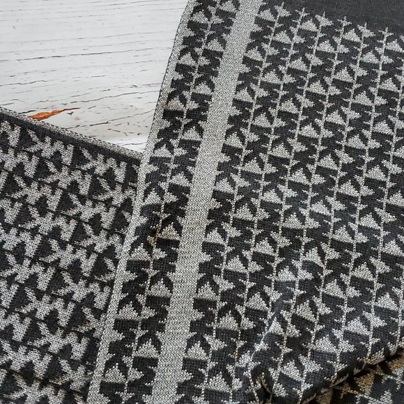 🆕️ MICHAEL KORS WOMENS DARK GRAY SCARF 🧣 - Picture 5 of 8